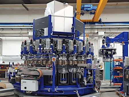 PROtec’s blow moulding machine can produce up to 60 glasses per minute from a modular design that can be equipped with 6–32 blowing stations.