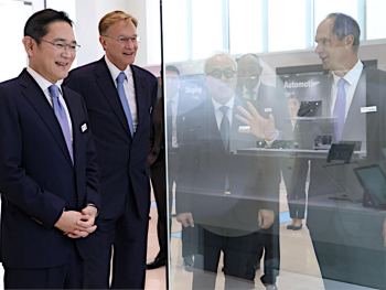 Wendell Weeks, Chairman and CEO of Corning and Jay Y. Lee, Executive Chairman of Samsung Electronics observe a bendable glass product demo.