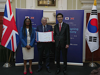 Glass Futures Chief Executive, Richard Katz, presents the Memorandum of Understanding confirming LG Electronics membership of Glass Futures. Pictured from left to right is Kemi Badenoch MP, Secretary of State for the Department for Business and Trade, Ric