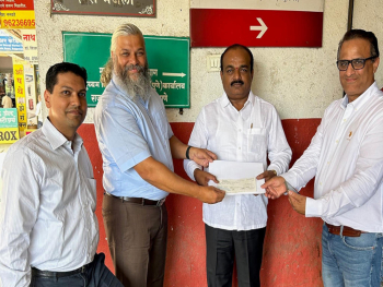 Prasanna Hegde, Managing Director of Grenzebach India, (second from left) is pleased about the signing of the contract. 
